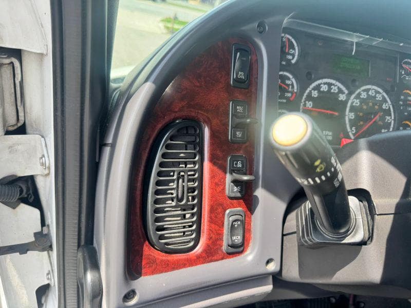 2017 Freightliner M2 106 image 22