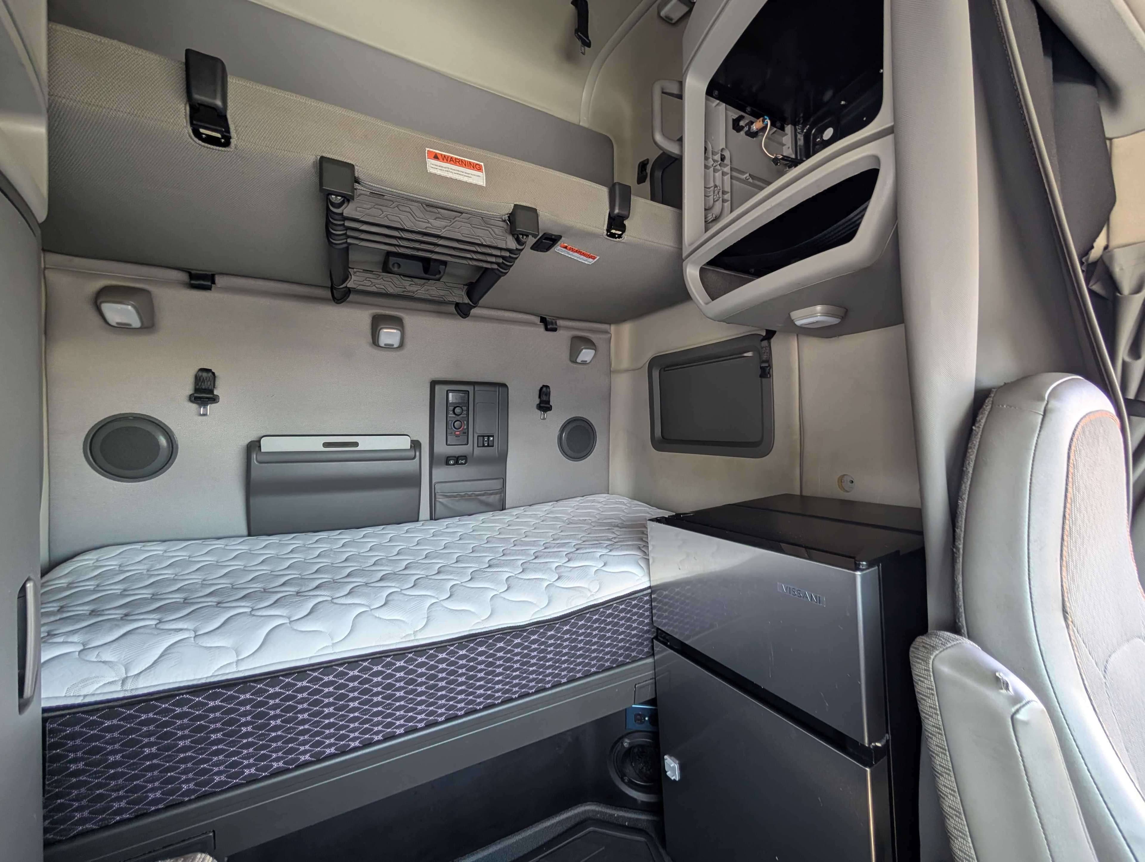 2022 Volvo VNL image 9