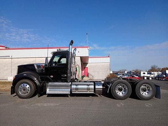 2025 Kenworth W990 image 2