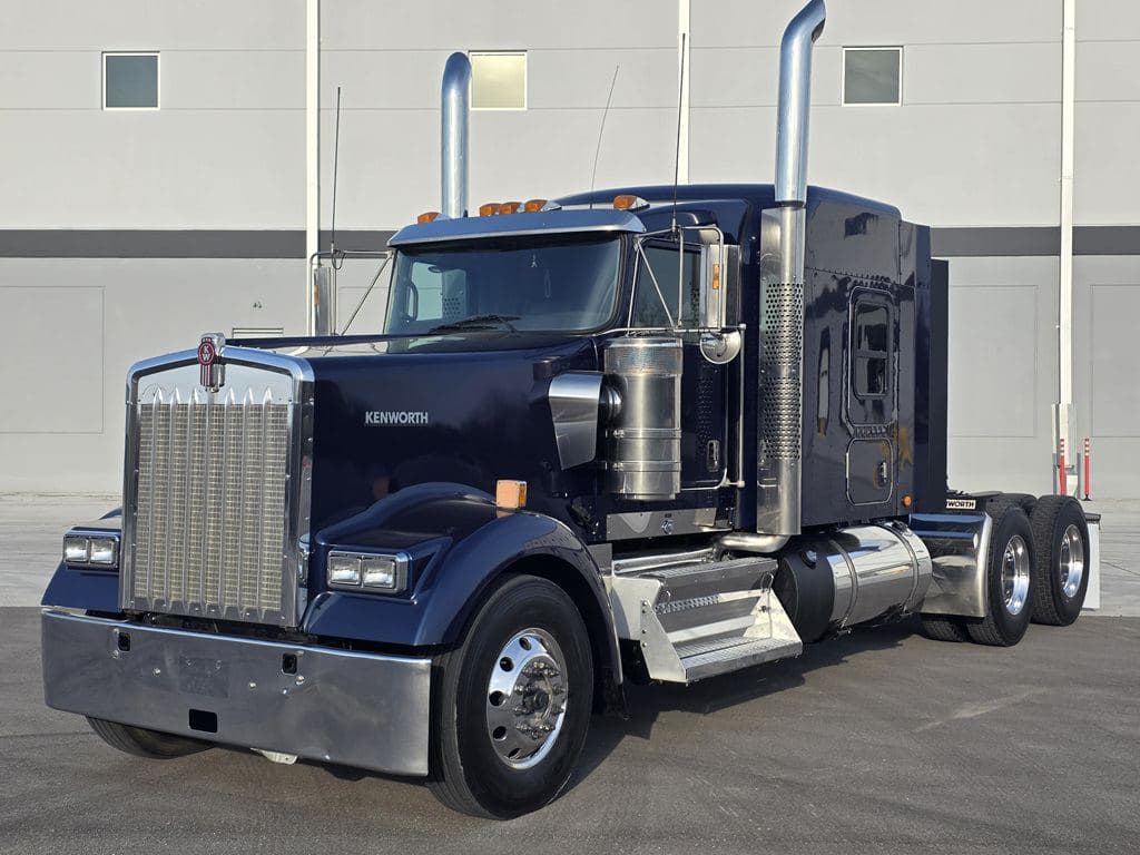 Used 2023 KENWORTH W900L image 1