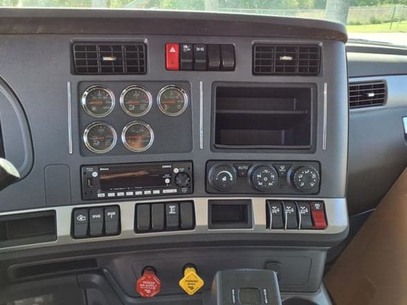 2025 Kenworth T880 image 16