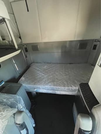 2021 Kenworth T680 image 2