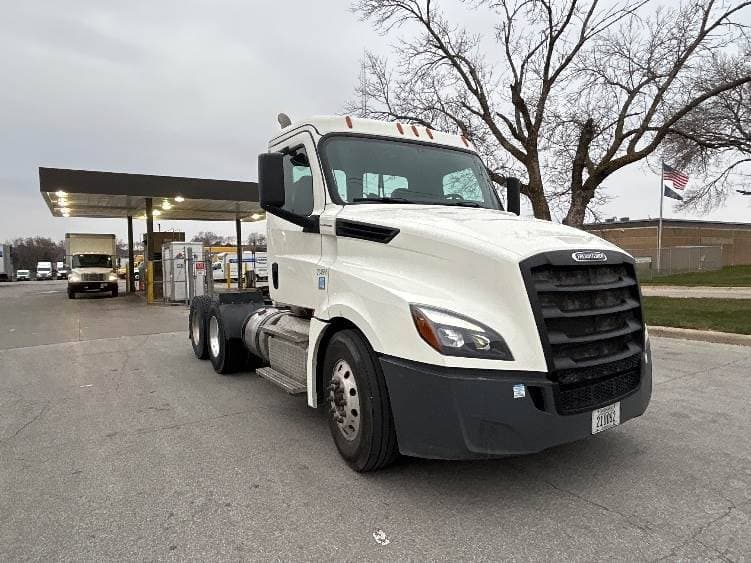 2019 Freightliner Cascadia 126 Day Cab Truck - 450HP, 12 Speed Automatic image 1