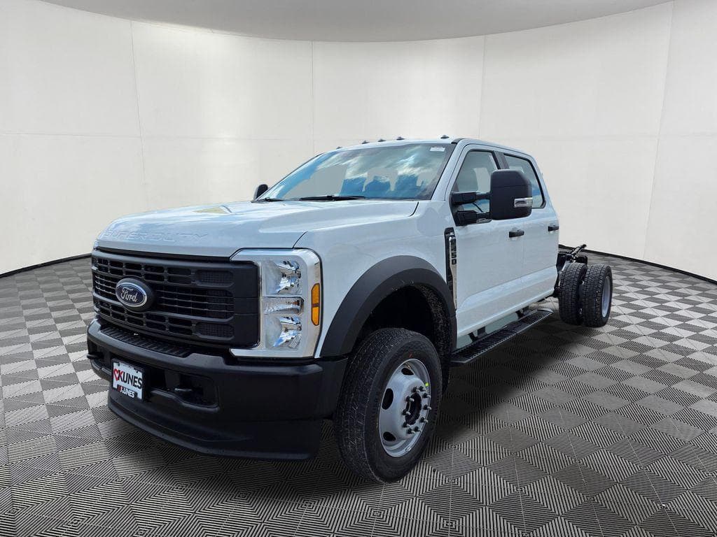2026 Ford F-450SD XL DRW CAB CHASSIS image 4