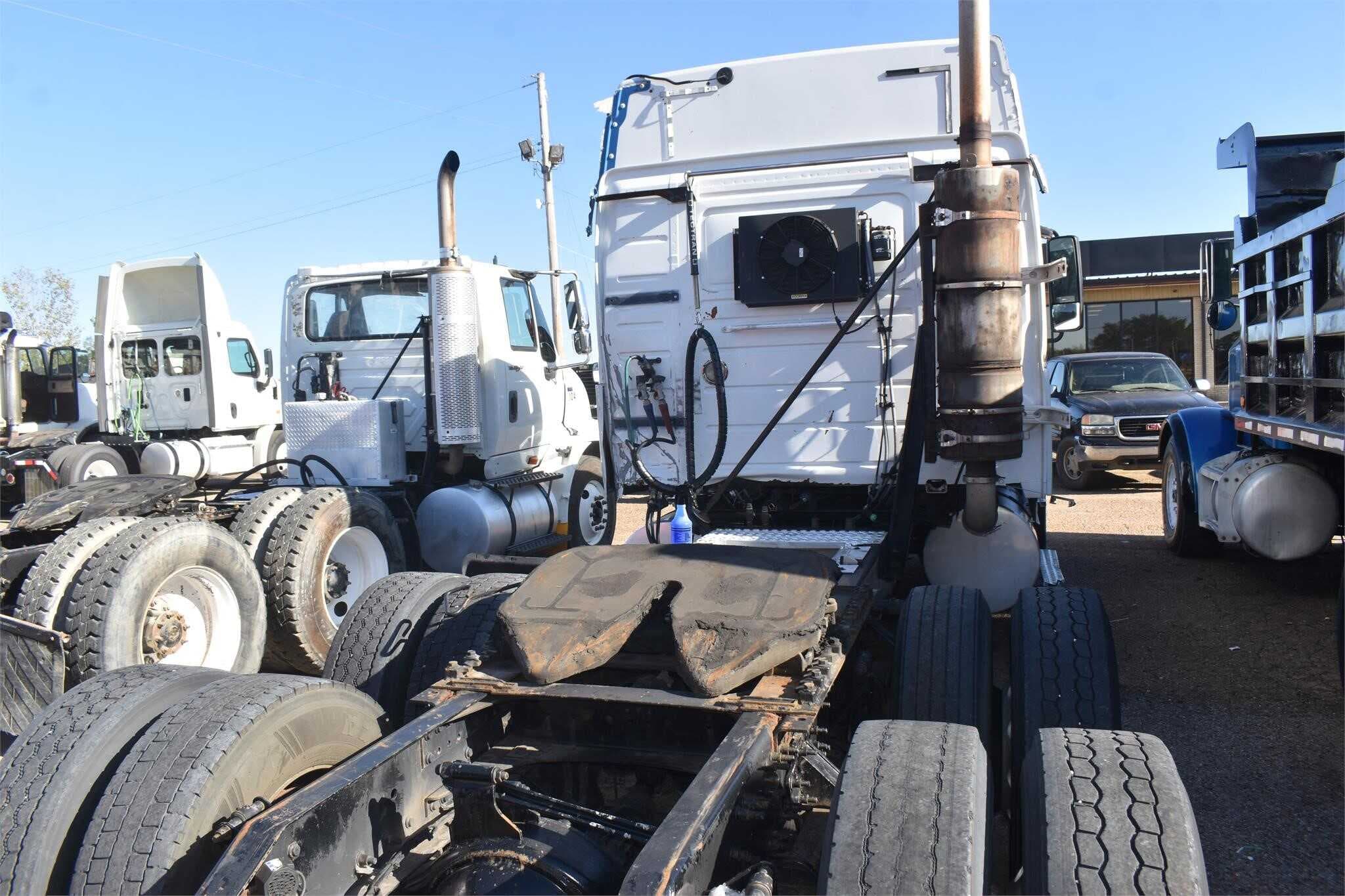 2010 Volvo VNL670 image 3