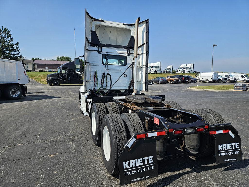 2020 Volvo VNR image 3