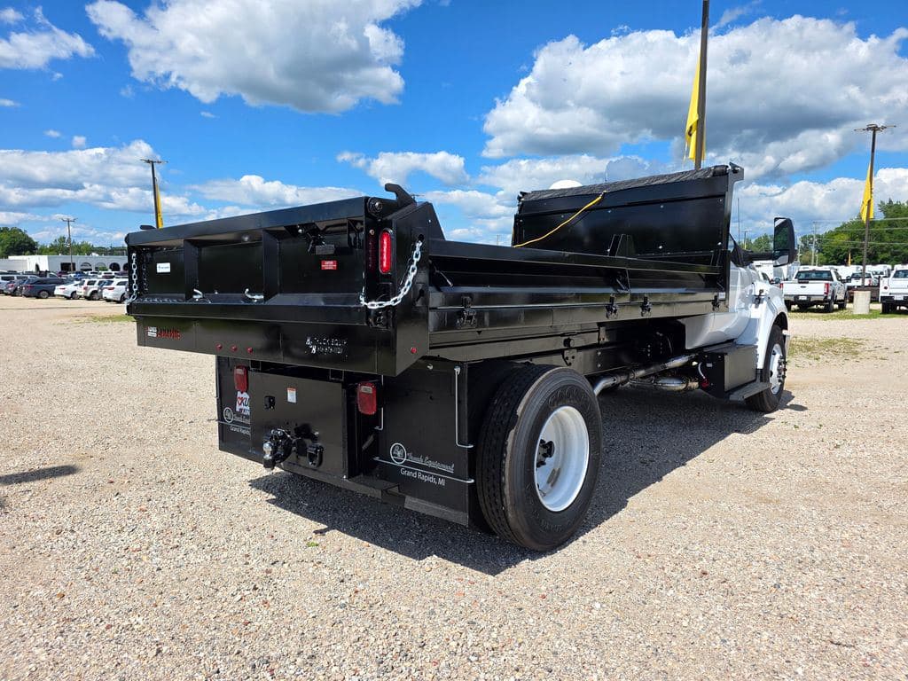 2027 Ford F-650SD Base image 8