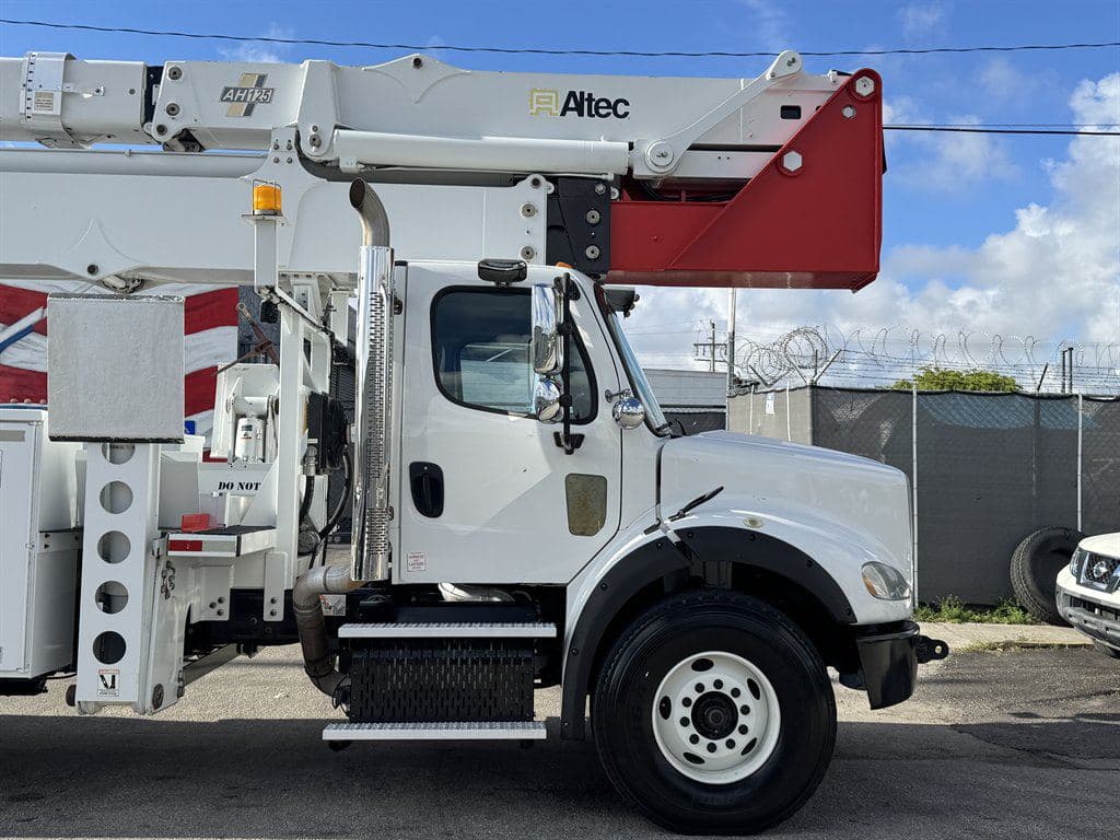 2015 Freightliner M2-112 image 17