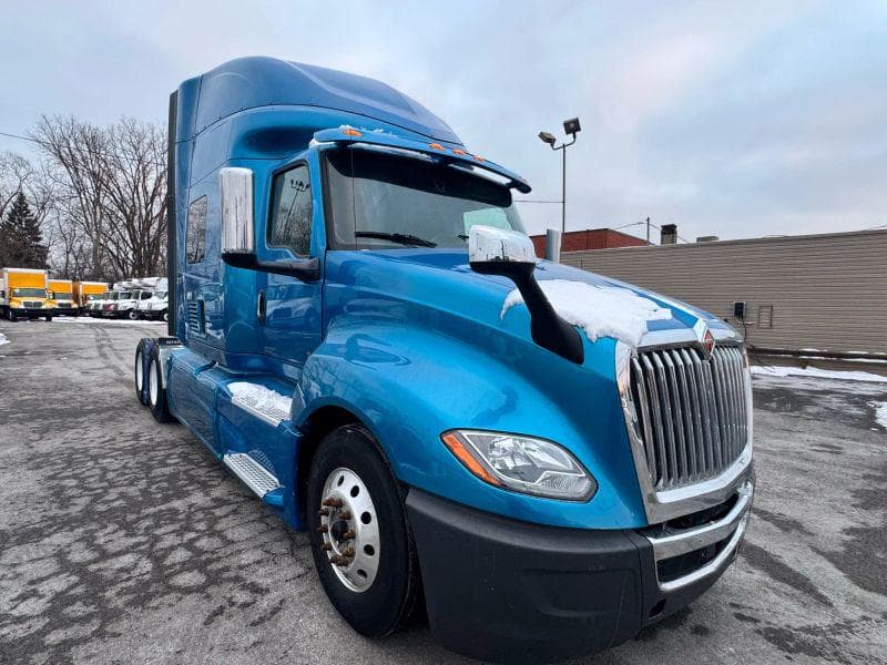 2019 International LT image 3