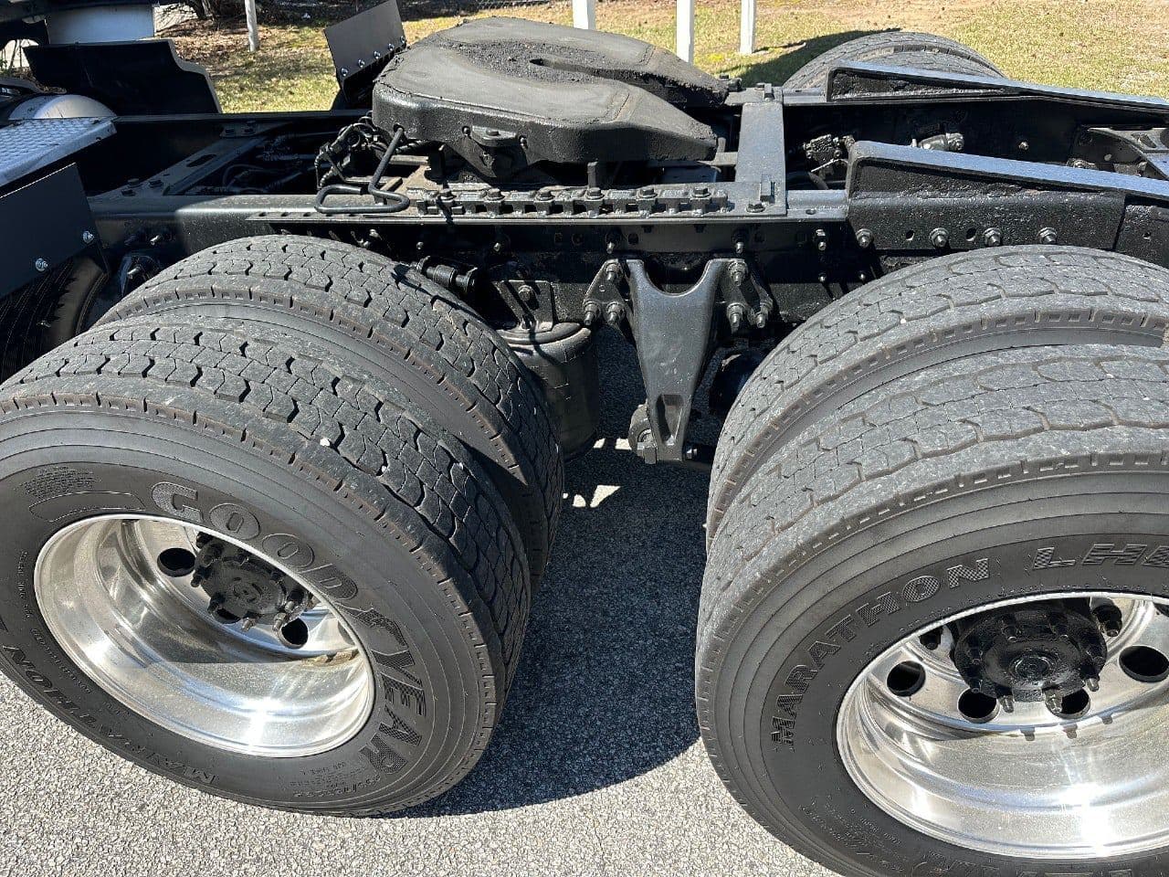 2018 International LT625 image 11