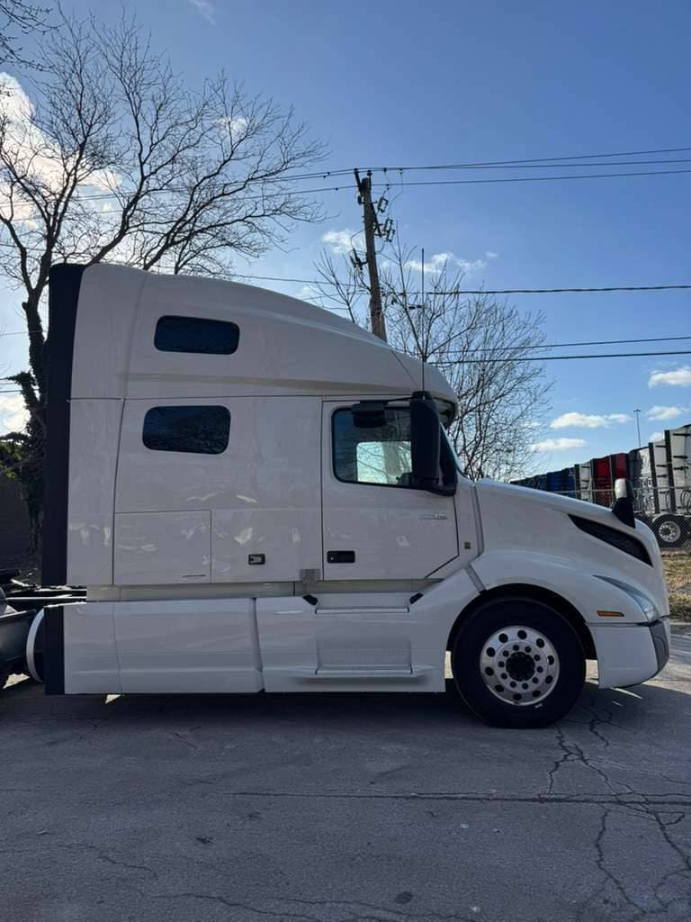 2022 Volvo VNL 760 image 3