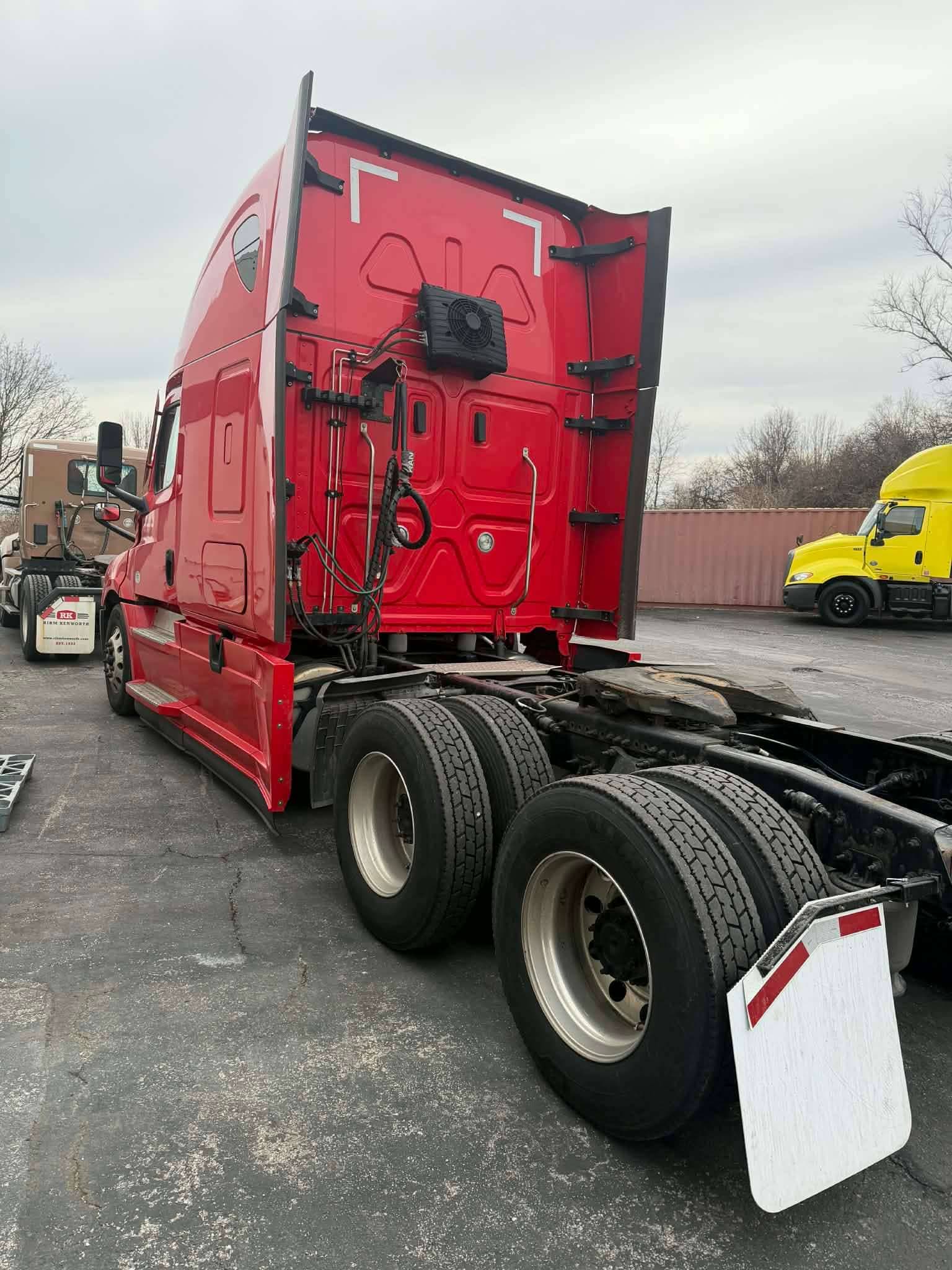 2022 Freightliner Cascadia image 2