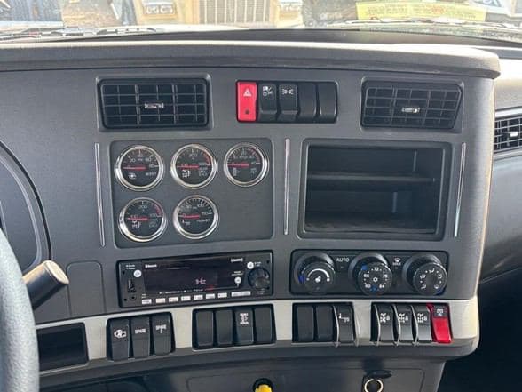 2025 Kenworth T880 image 16