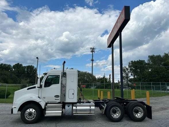 2025 Kenworth T880 image 2