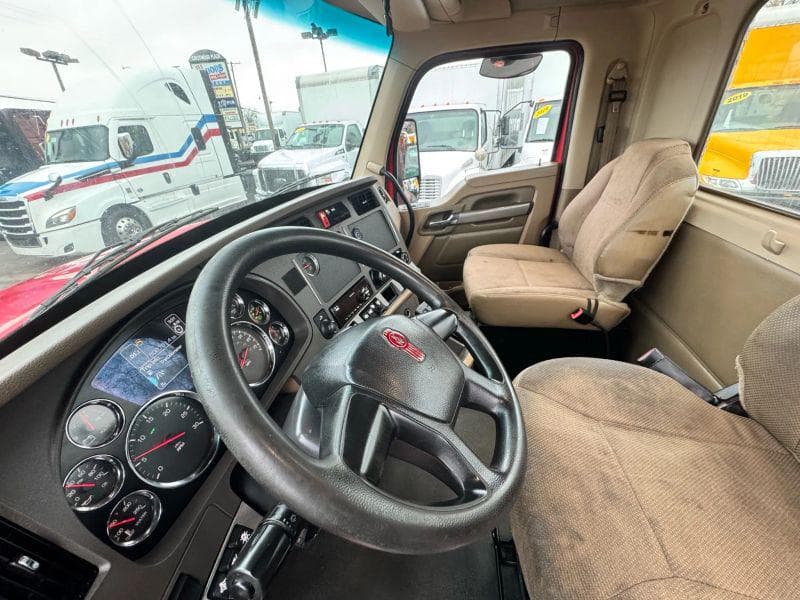2015 Kenworth T880 image 25