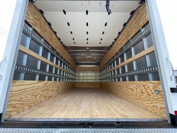 2025 Isuzu NRR image 17