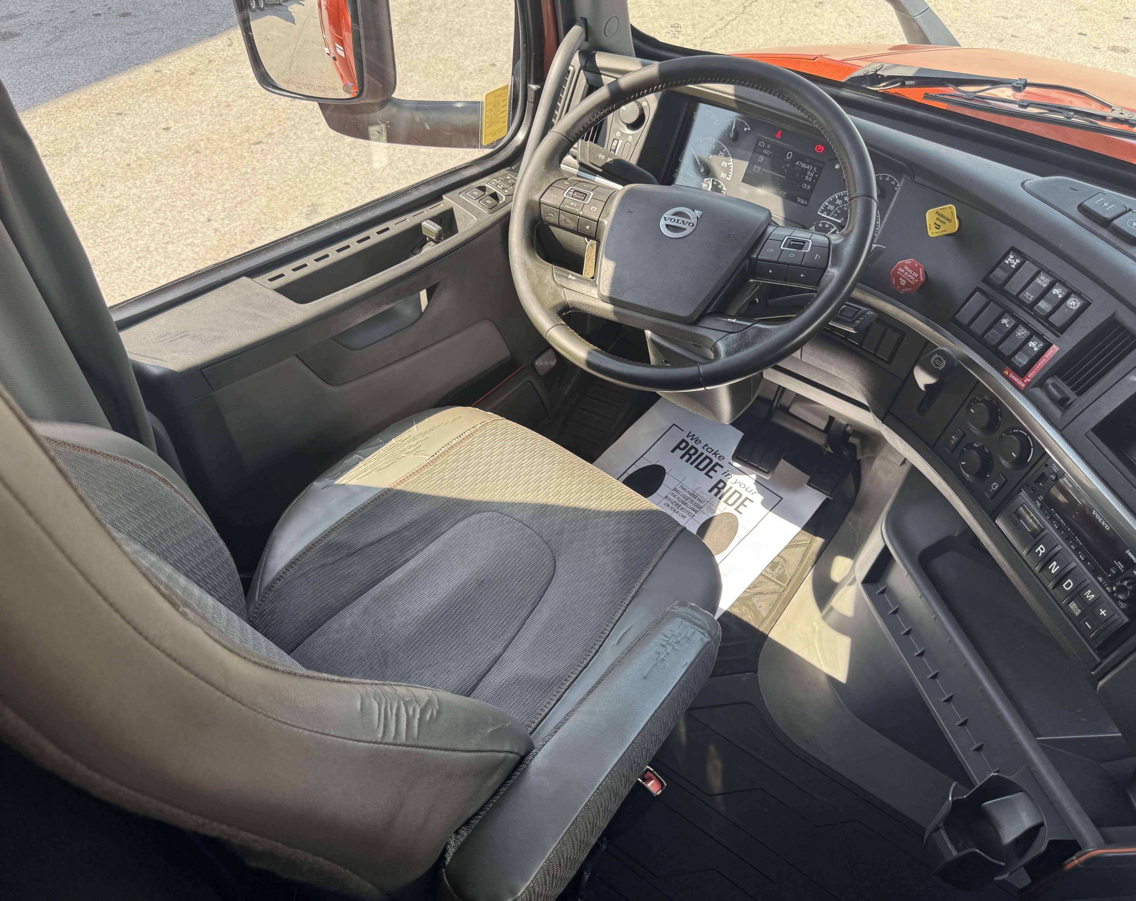 2022 Volvo VNL860 image 15