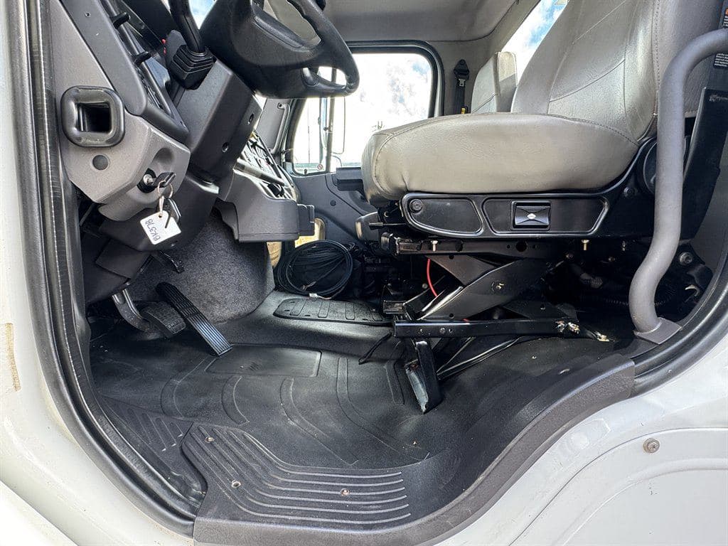 2015 Freightliner M2-112 image 74