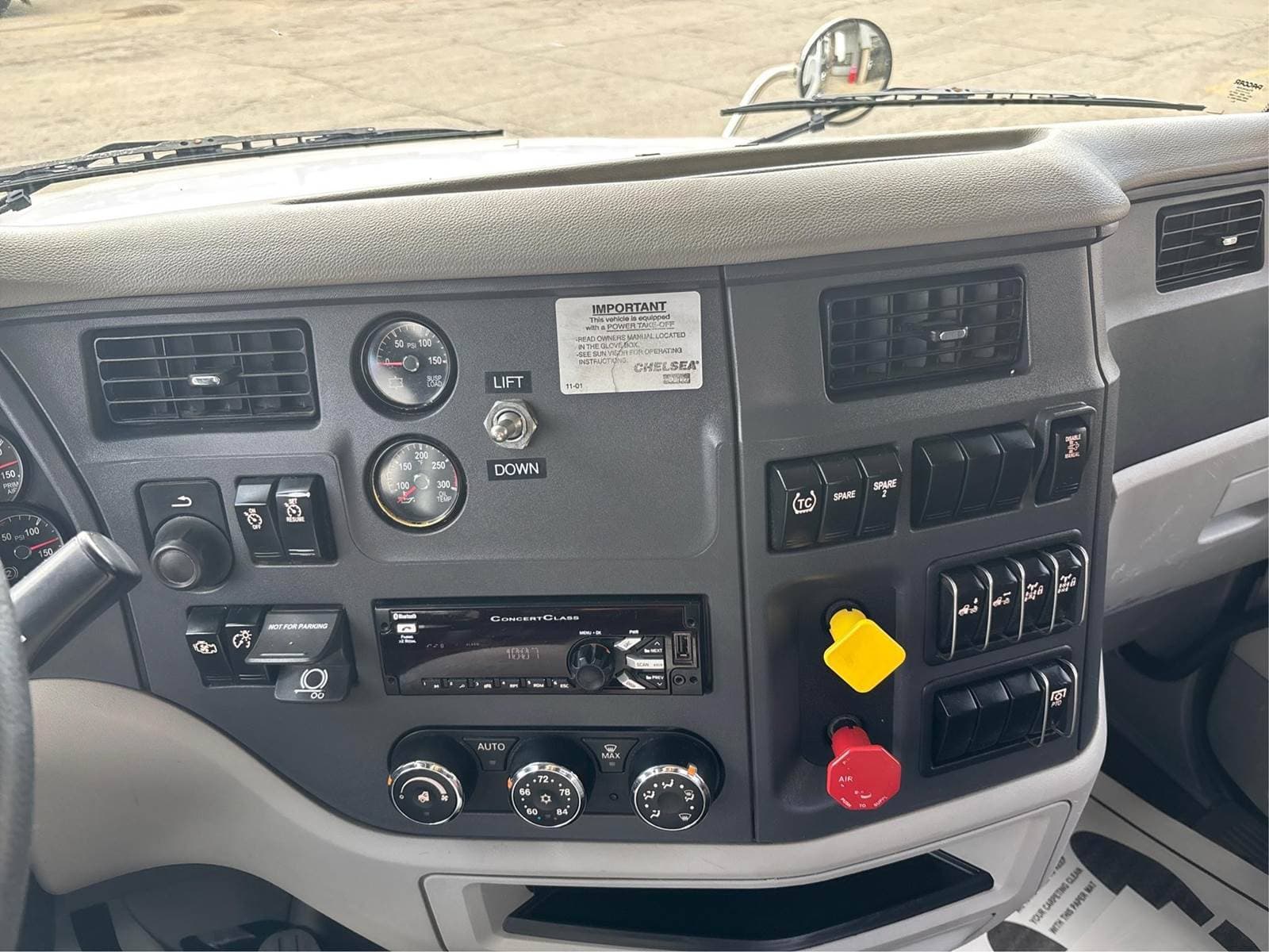 2020 Peterbilt 567 image 12