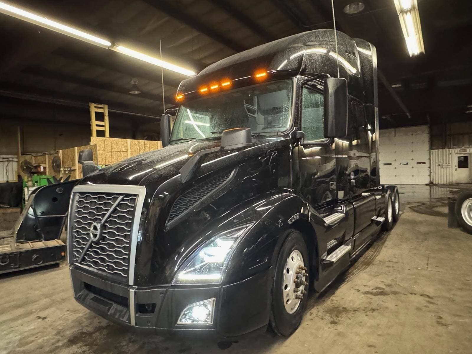 2023 Volvo VNL image 1