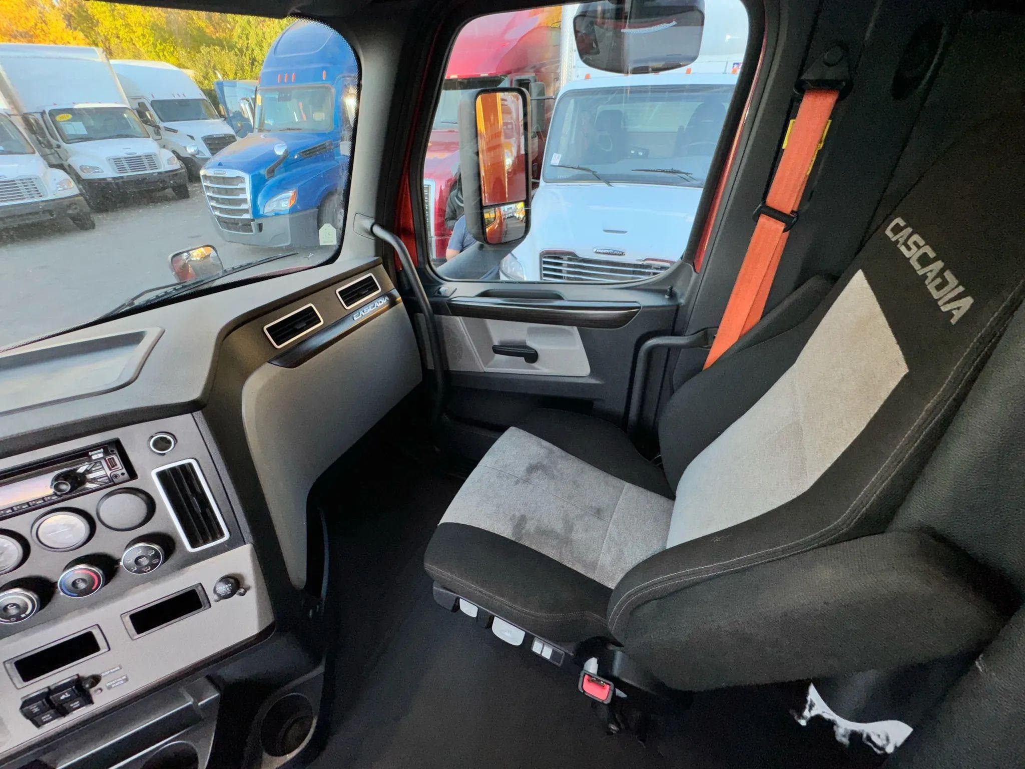 2020 Freightliner Cascadia image 39