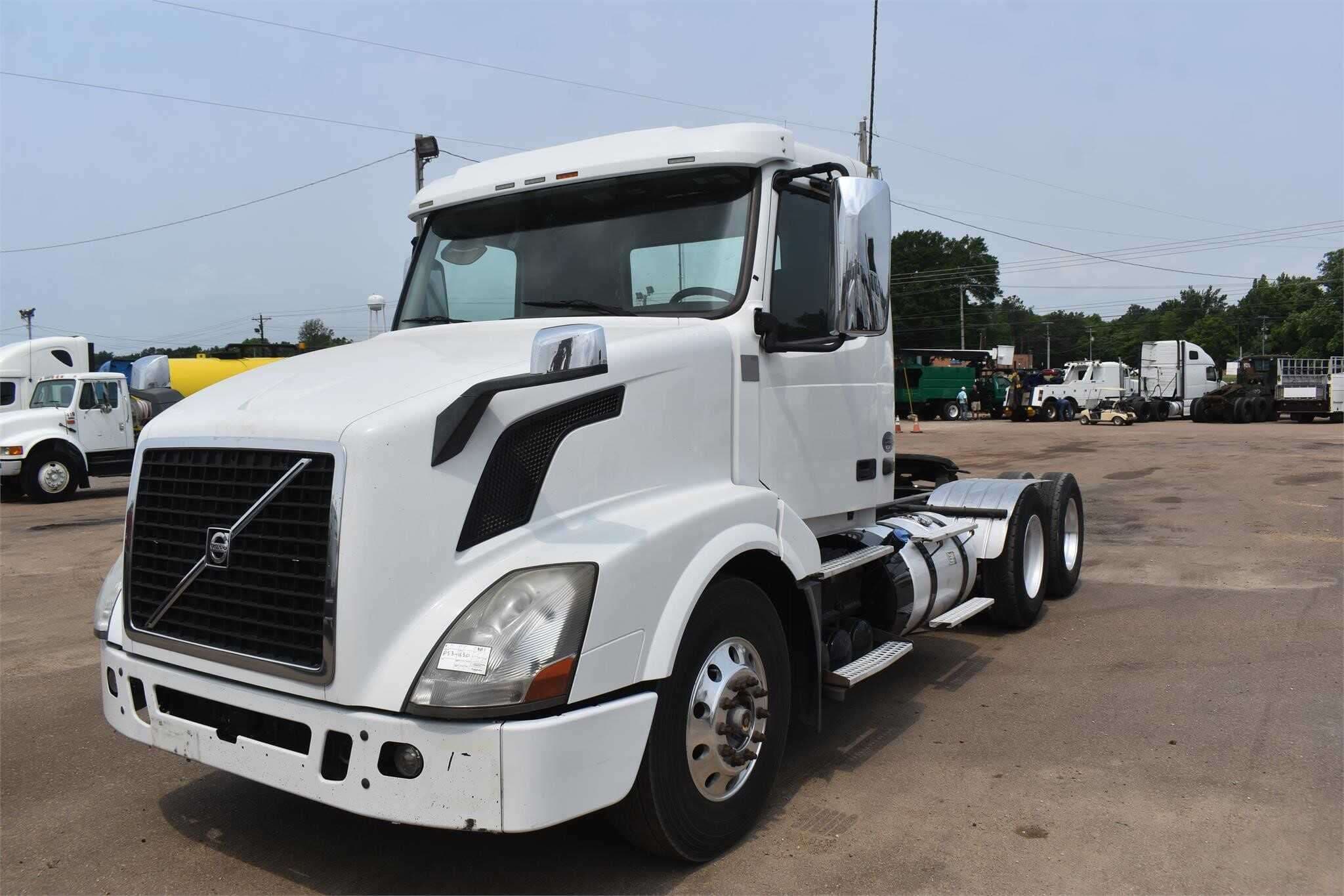 2017 Volvo VNL image 2