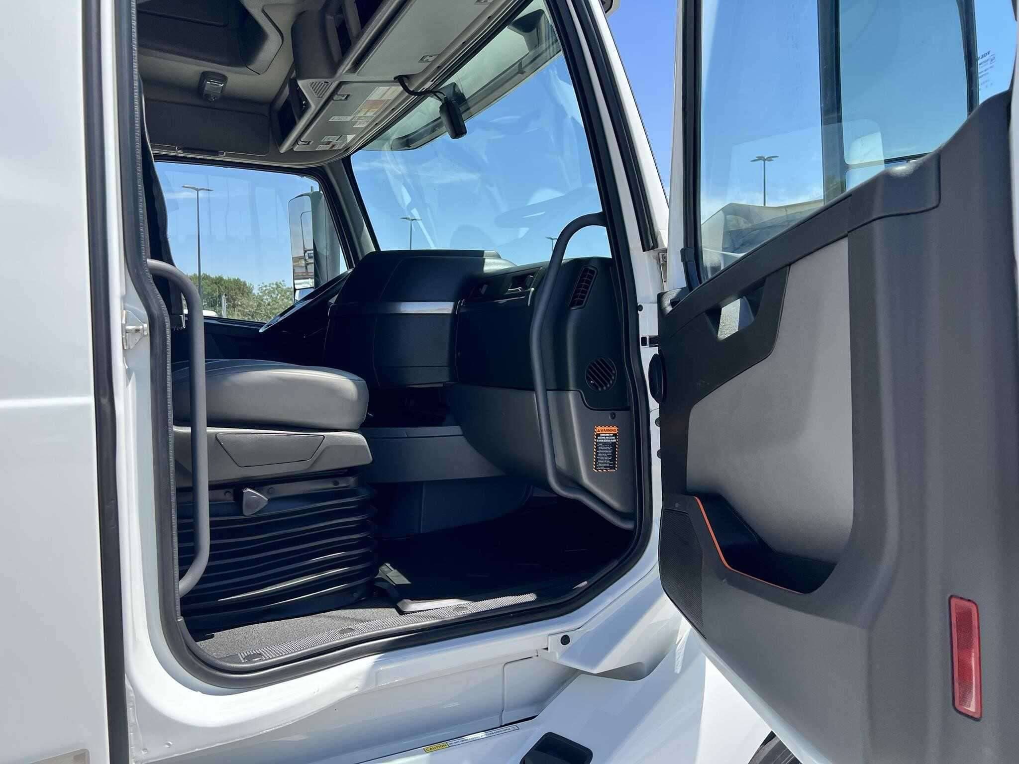 2022 Volvo VNL image 8