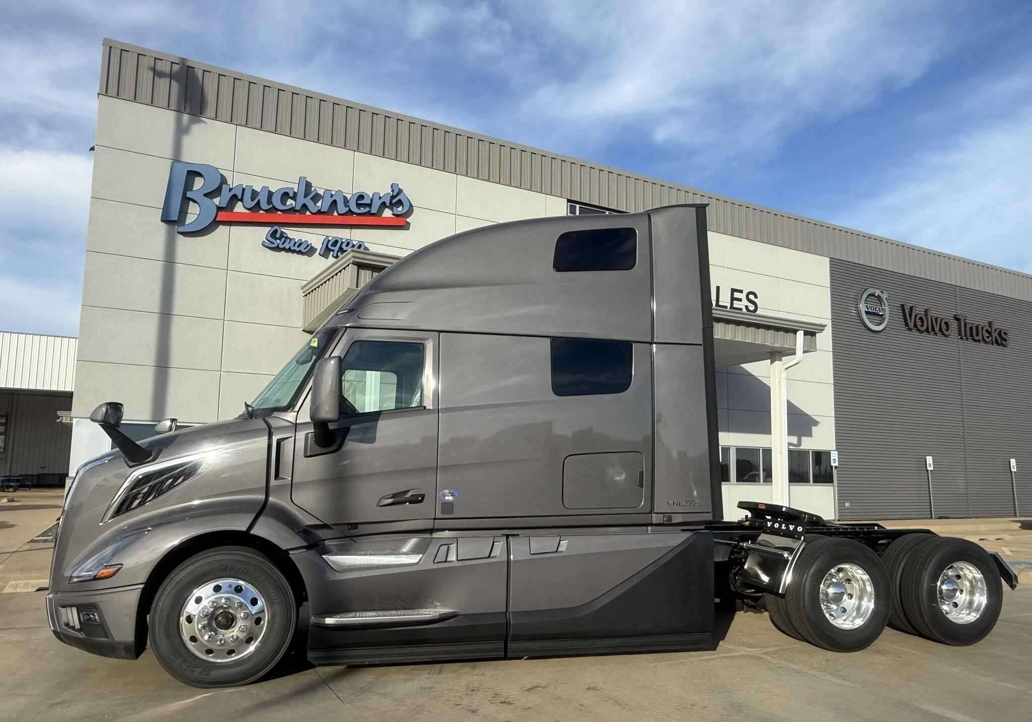2026 Volvo NEW VNL image 3