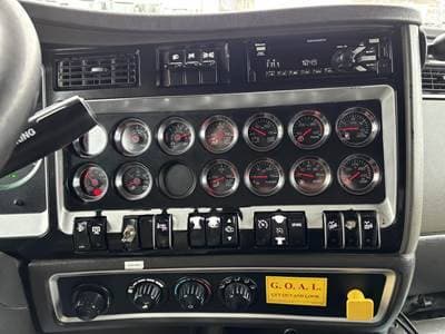 2019 Kenworth T8 Series image 6