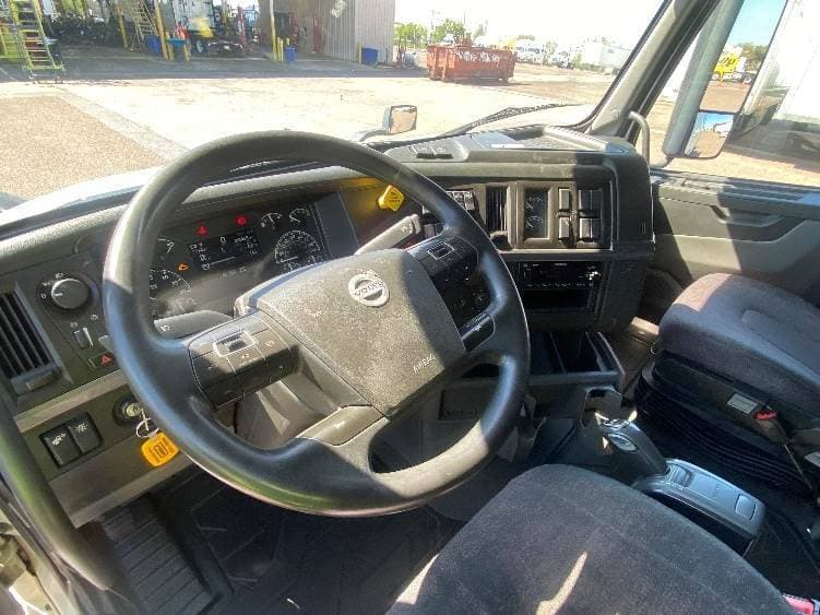 2022 Volvo VNL image 10