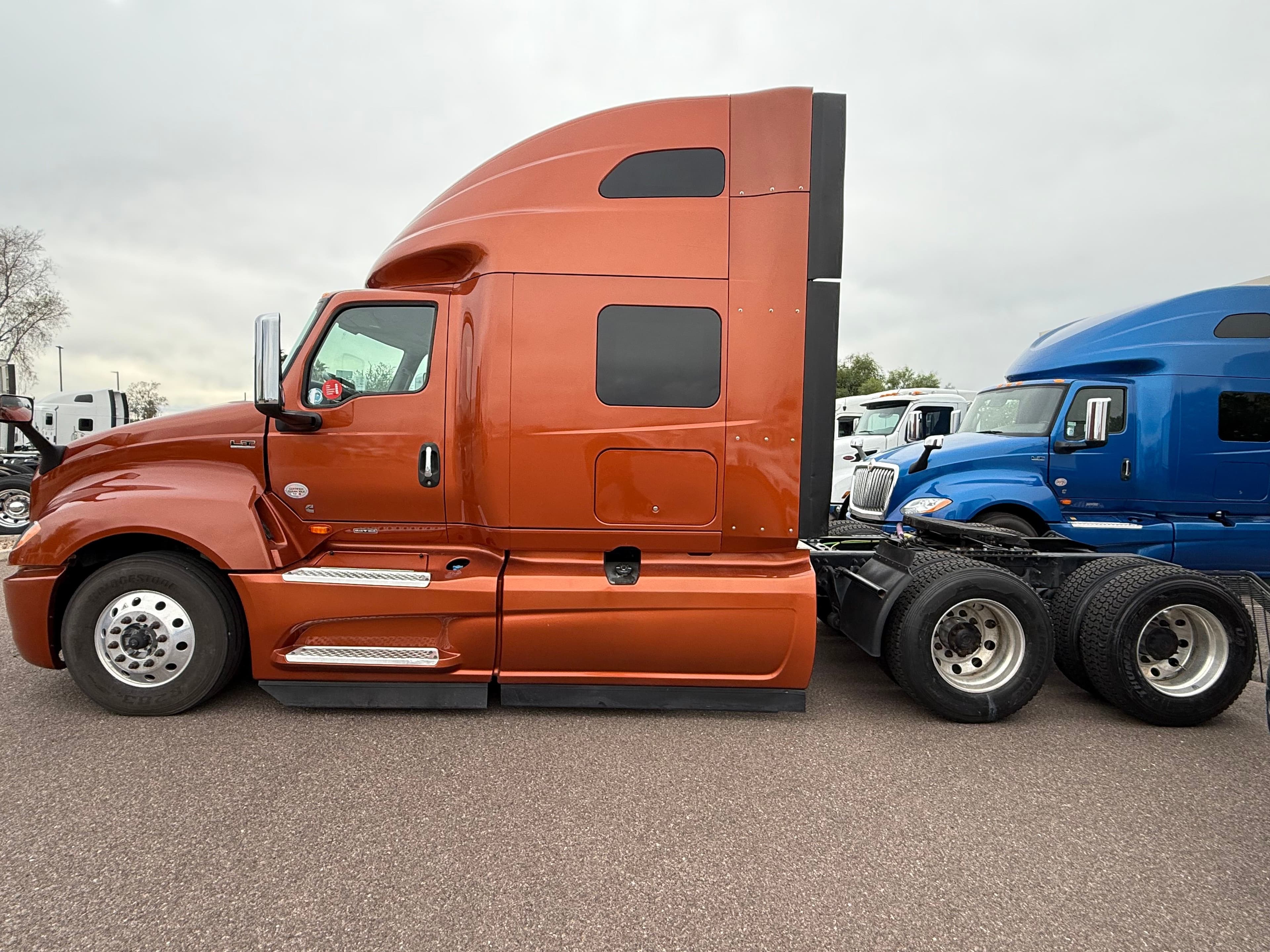 2022 International LT625 image 2