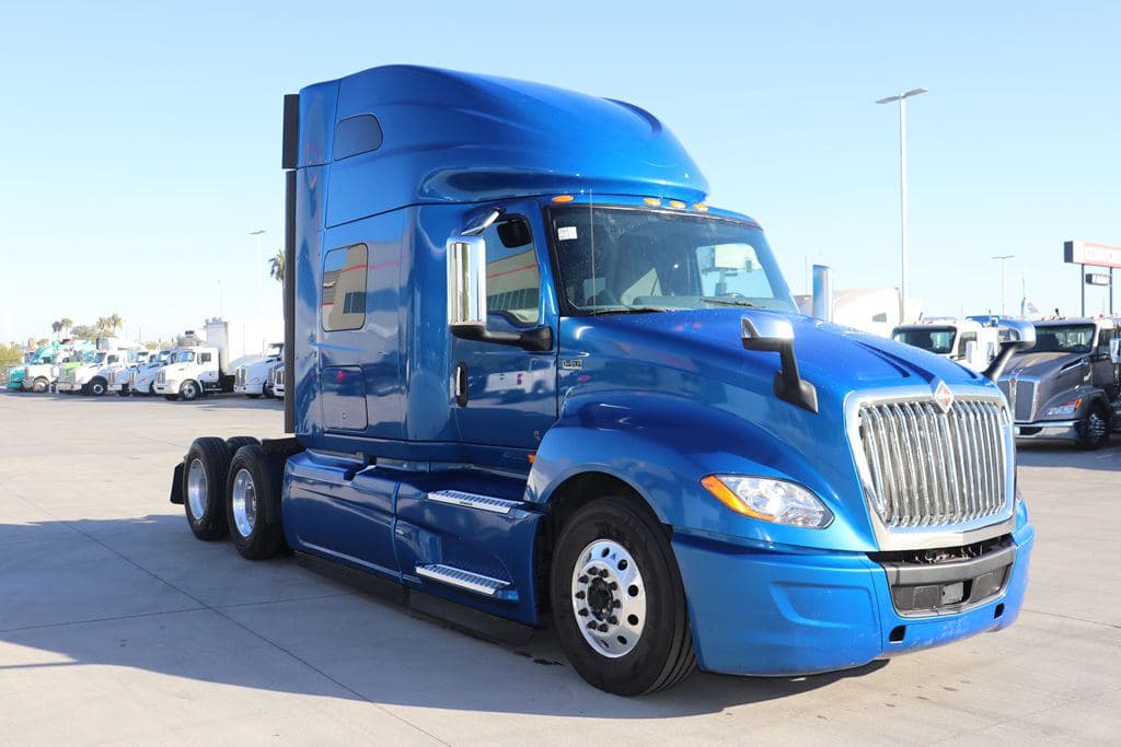 Used 2022 INTERNATIONAL LT625 image 2