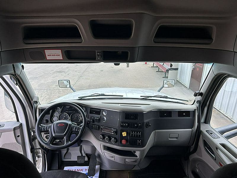 2021 Peterbilt 579 image 12