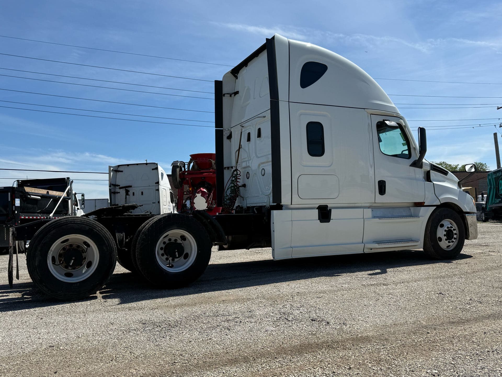 2023 Freightliner - Cummins Engine - 438k - 15k Hours! image 9
