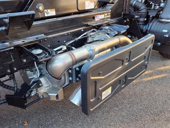 2024 Isuzu NRR image 3