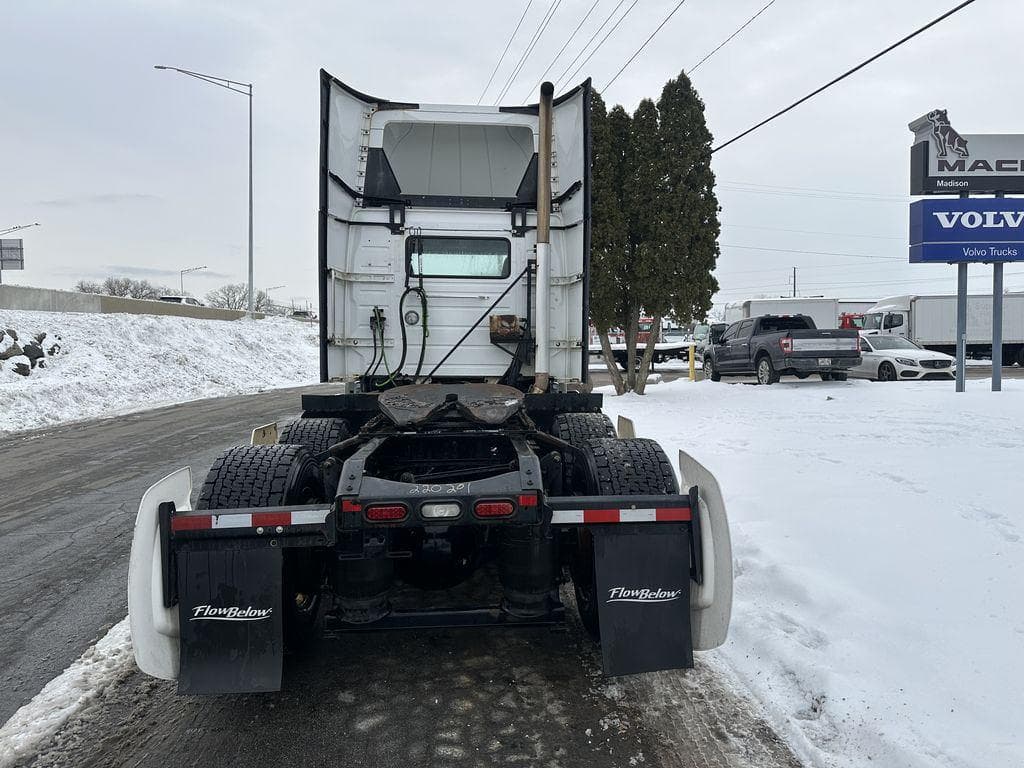 2020 Volvo VNR image 4