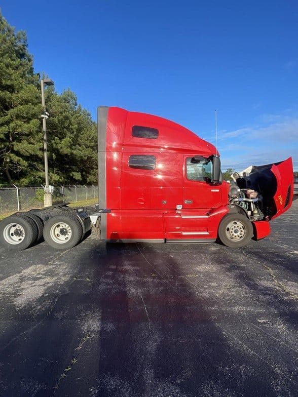 2023 Volvo VNL64T760 image 3