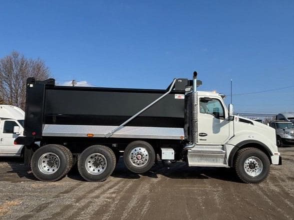 2025 Kenworth T880 image 2