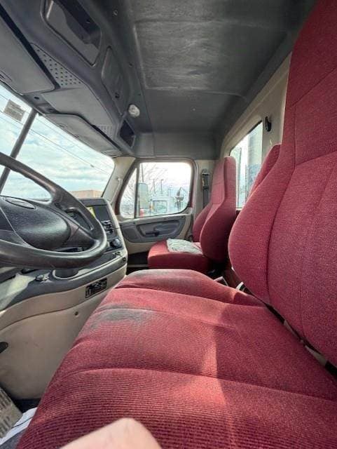 2017 Freightliner Cascadia 113 image 9