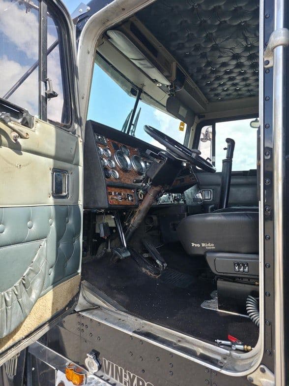 2000 Kenworth W900L image 13