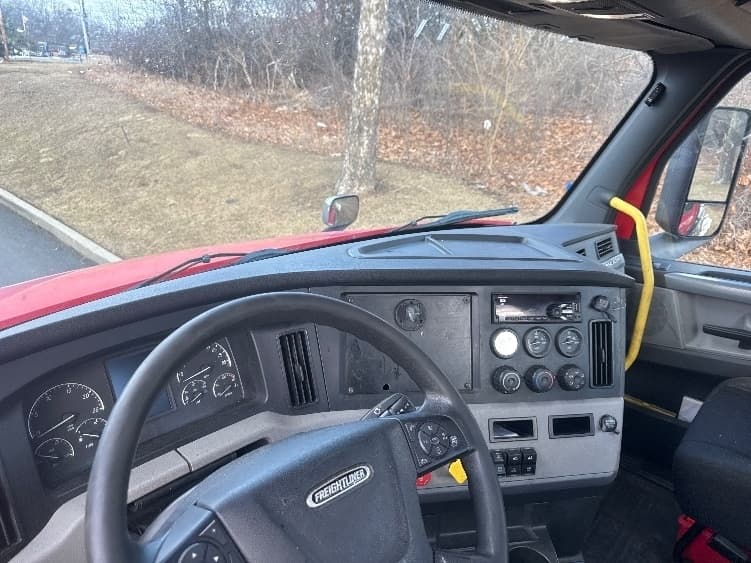 Used 2019 Freightliner Conventional - Day Cab, Tractor - T12664ST image 9