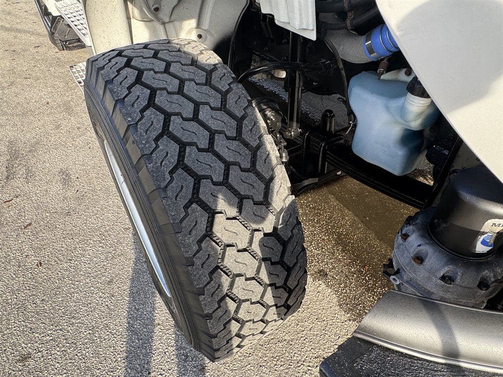 2016 Freightliner M2 106 image 38