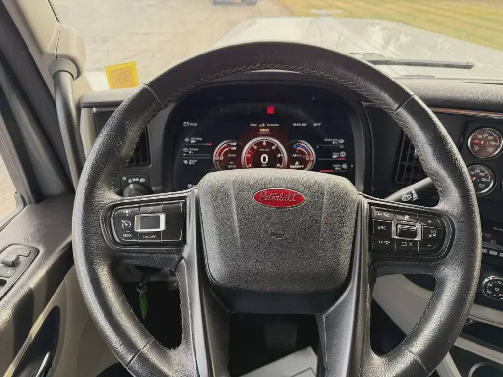 2025 Peterbilt 589 image 2