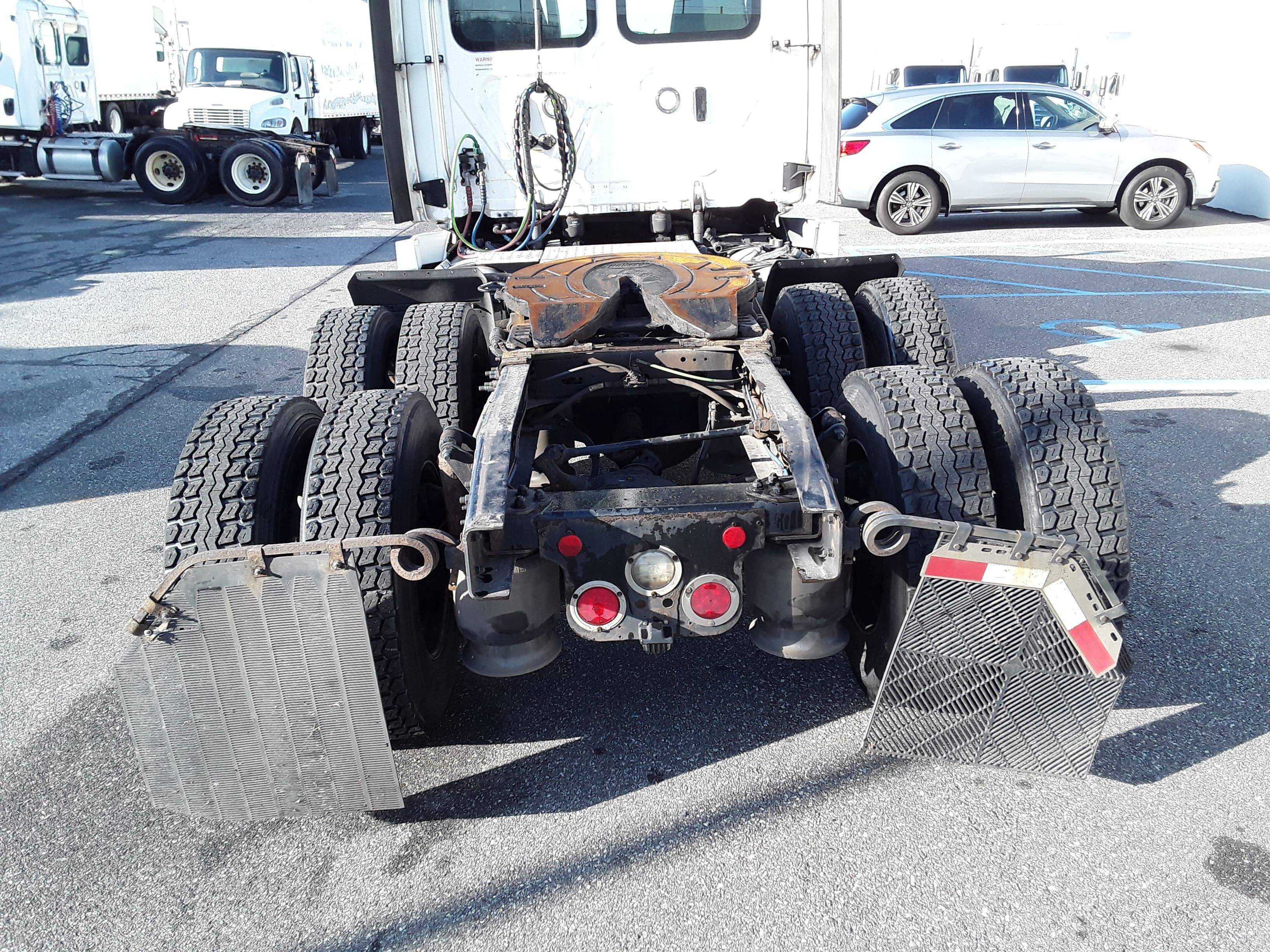 Used 2020 FREIGHTLINER Conventional - Day Cab - CASCADIA 126  image 8