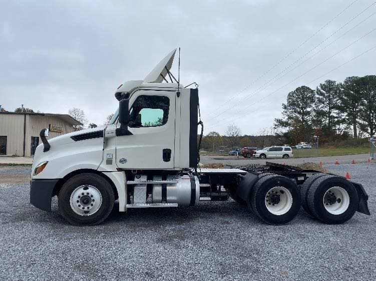 2019 Freightliner Cascadia 126 Day Cab Truck - 435HP, 12 Speed Automatic image 4