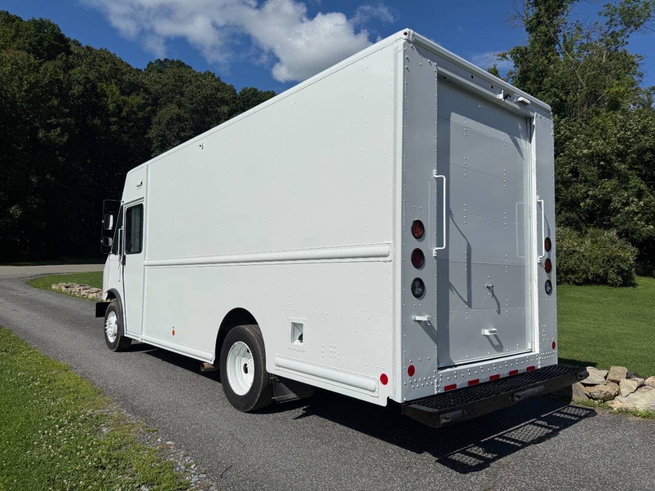 2020 Ford Stripped Chassis image 6