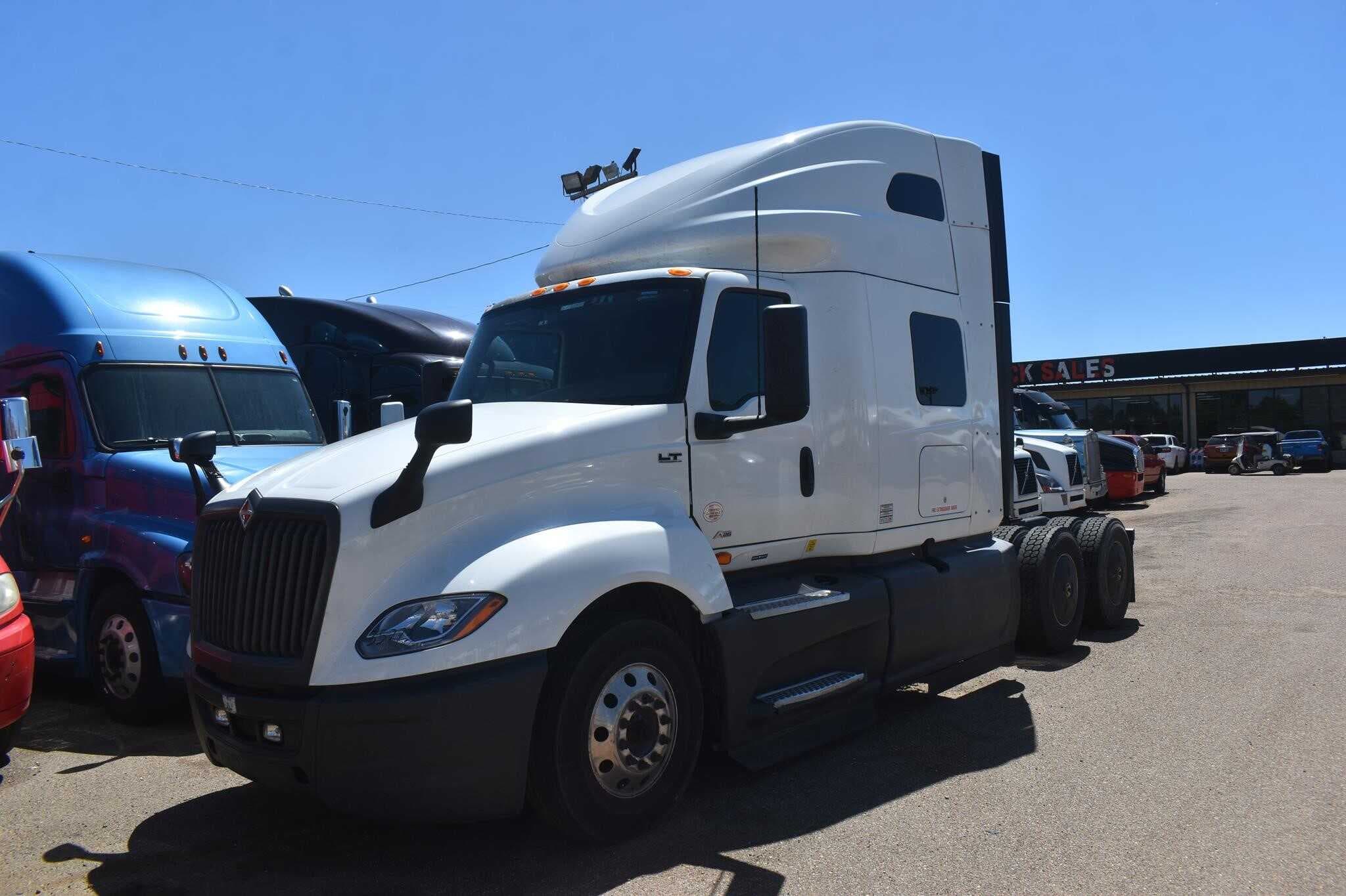 2021 International LT625 image 2