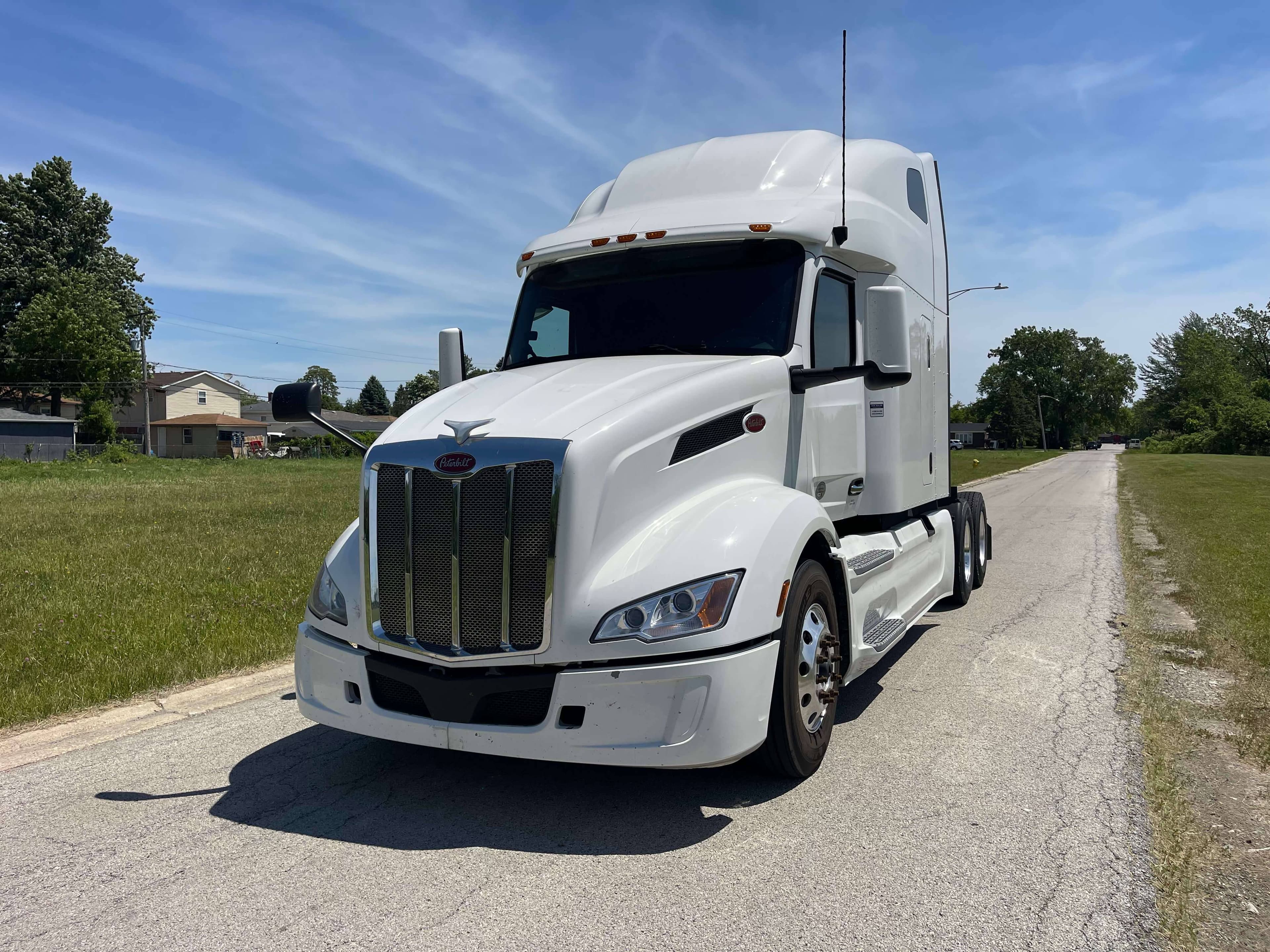 2022 Peterbilt 579 image 1
