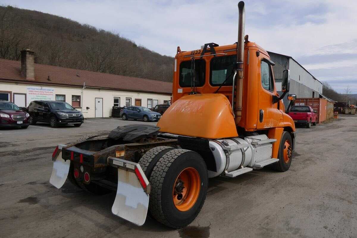 2013 Freightliner Cascadia 125 image 2