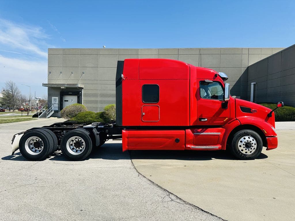 Used 2022 PETERBILT 579 image 9
